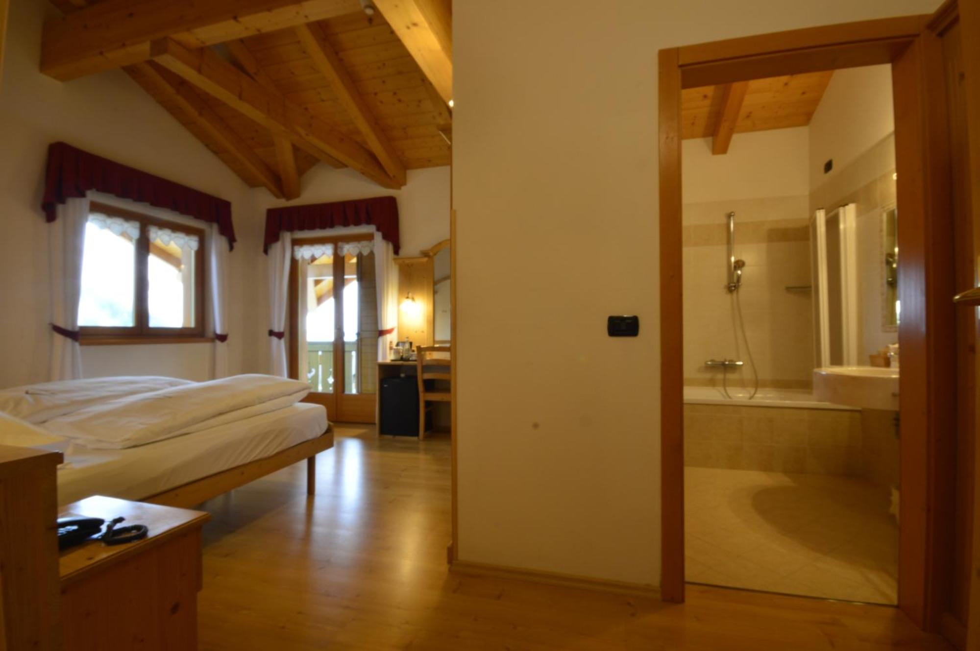 Hotel Garni Sant'Antonio Con Spa มาดอนนาดีกัมปิโญ ภายนอก รูปภาพ