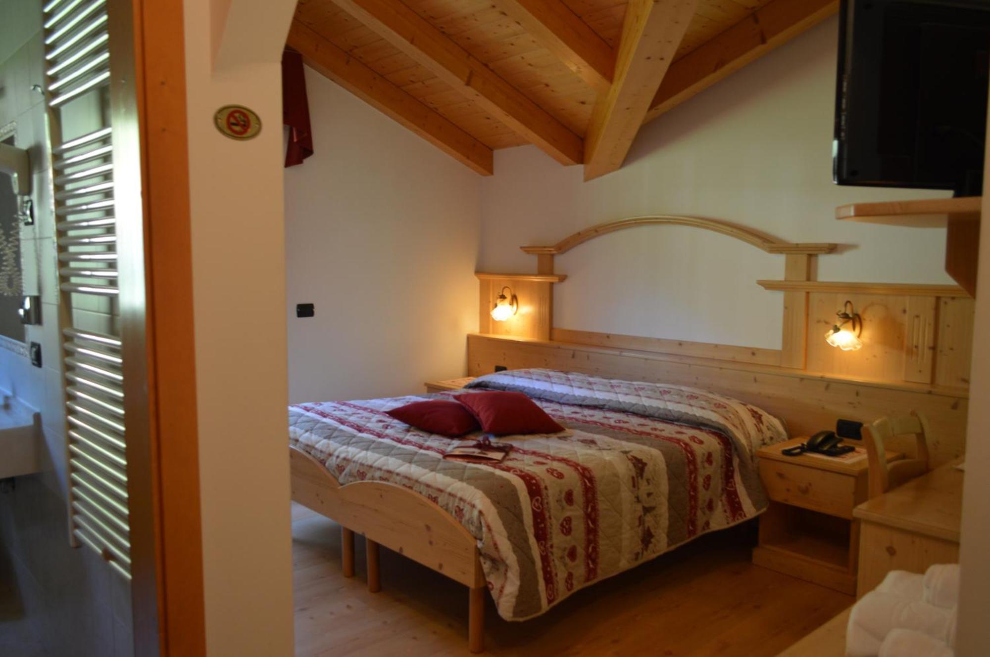 Hotel Garni Sant'Antonio Con Spa มาดอนนาดีกัมปิโญ ภายนอก รูปภาพ