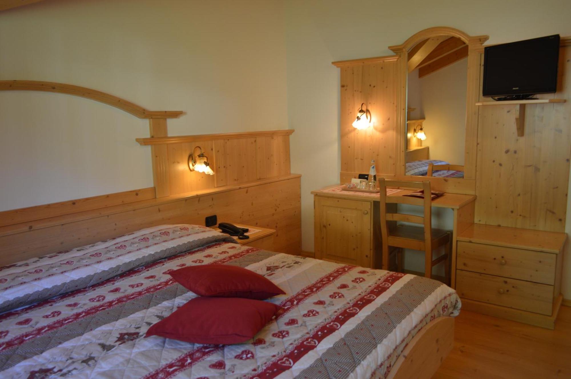 Hotel Garni Sant'Antonio Con Spa มาดอนนาดีกัมปิโญ ภายนอก รูปภาพ